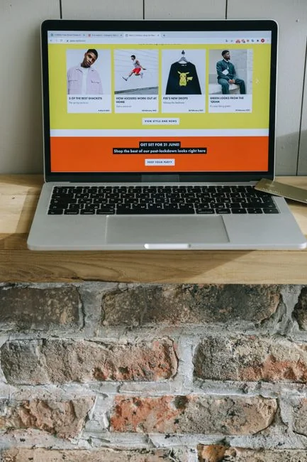 Une équipe variée qui collabore autour de stratégies de marketing digital à une table, avec des ordinateurs portables et des tablettes.