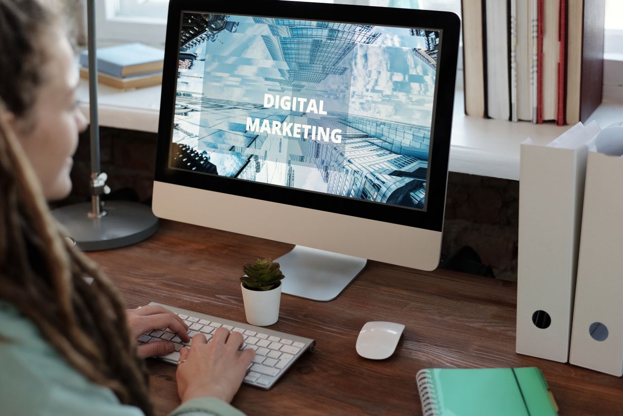 Gros plan sur une femme travaillant sur un projet de marketing digital dans un bureau à domicile.
